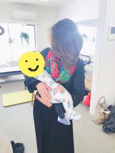 パーソナルトレーニングに通うお客様に抱っこしてもらうトレーナーの赤ちゃん
